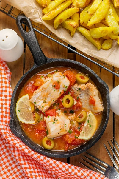 Peixe Bacalhau Cozido Molho Tomate Com Azeitonas Limão Tomate — Fotografia de Stock