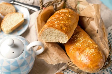 Buğday kepeği ve susam tohumu ile sağlıklı Viyana ekmeği baget
