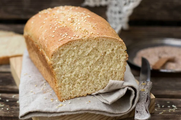 Pão Branco Com Farelo Trigo Sementes Sésamo — Fotografia de Stock