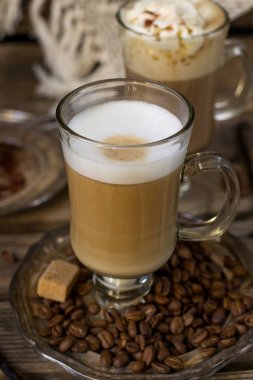 Sıcak kahve içecek kapuçino süt köpüğü ile