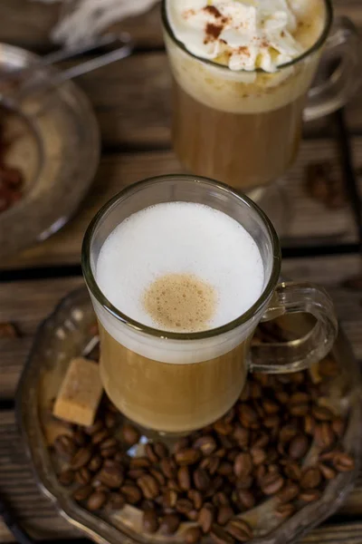 Bebida de café quente cappuccino com espuma de leite — Fotografia de Stock