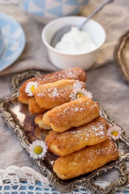 Tatlı ricotta çörek börek pudra şekeri ile kızarmış