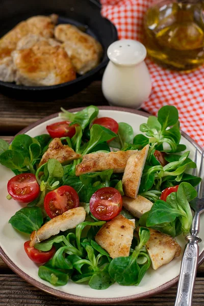 Fresh lettuce corn salad with cherry tomato and grilled chicken — Stock Photo, Image