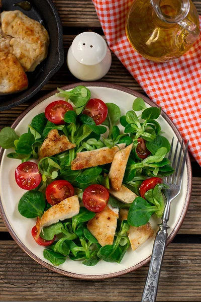 Fresh lettuce corn salad with cherry tomato and grilled chicken — Stock Photo, Image