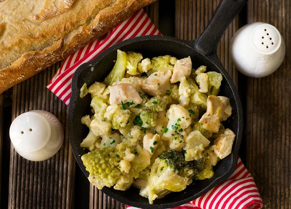 Brokkoli, Romanesco-Brokkoli und Blumenkohl mit Hühnchen in Käse — Stockfoto