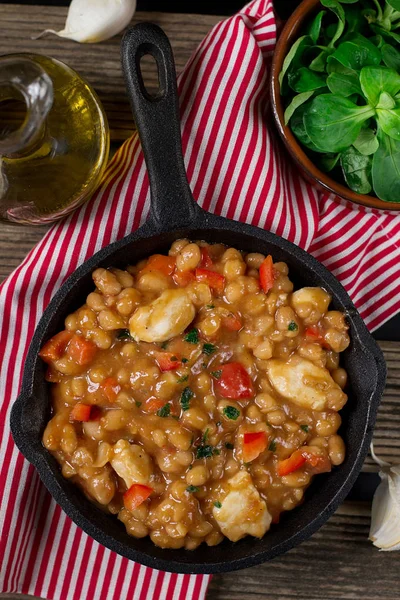 Chicken stew with navy beans and peppers in tomato sauce — Stock Photo, Image