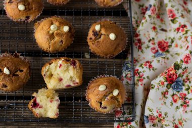 Ahududu, kızılcık ve beyaz çikolata ile tatlı kekler 