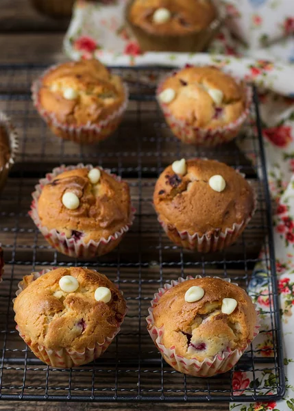 Muffins doces com framboesas, cranberries e chocolate branco — Fotografia de Stock