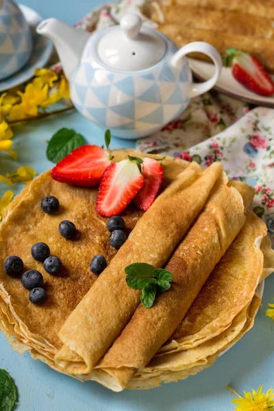 Stack of thin pancakes crepes with strawberries and blueberries — Stock Photo, Image