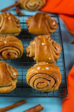Kahverengi şeker ve tarçın ile tatlı kakule çörekler korvapuusti