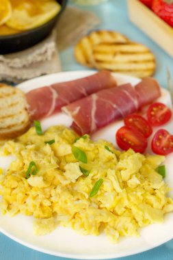 Jambon ve kiraz ile omlet peynir ve krema ile servis 