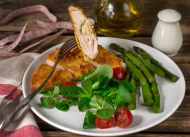 Peynirli ve ekmek kırıntılarında kızartılmış hindi göğsü