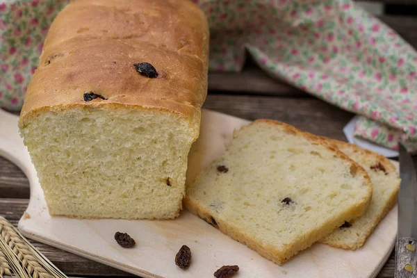 Kuru üzüm ile ev yapımı fırında tatlı beyaz ekmek börek 