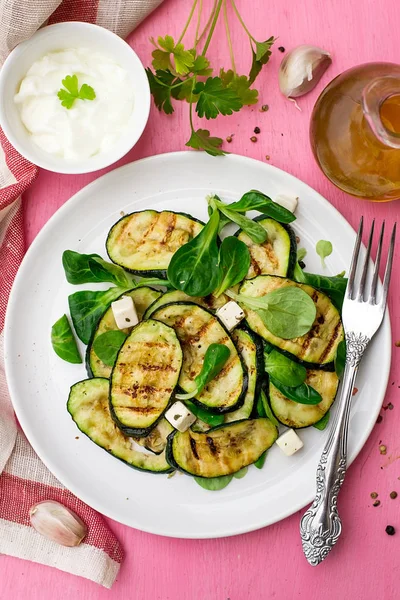 Courgette de courgettes grillées au fromage feta et à l'ail — Photo