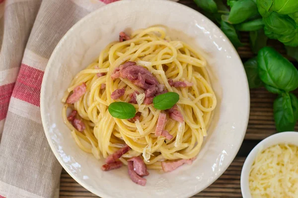 Macarrão clássico Spaghetti alla carbonara com lardons — Fotografia de Stock