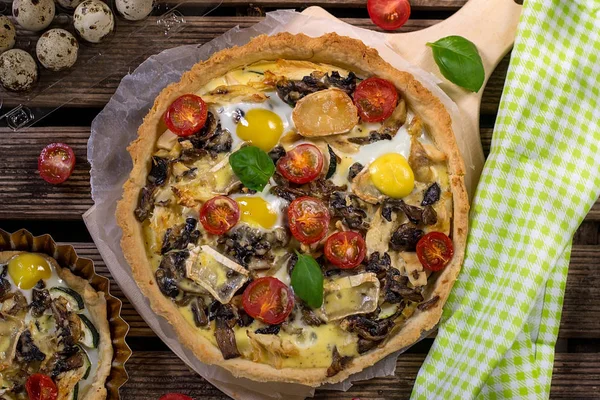 Hartige open gebak taart Quiche met courgette, champignons, tomaat — Stockfoto