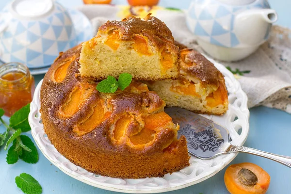 Sweet homemade cake with fresh apricots for tea — Stock Photo, Image