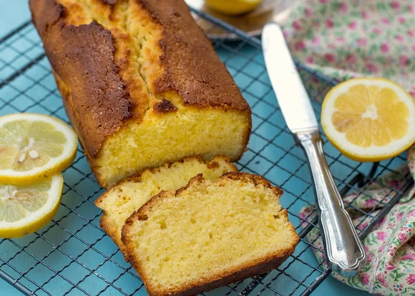 Fuktig och fluffigt hemlagad citron kaka Loaf — Stockfoto