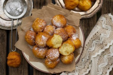 Ev yapımı derin kızarmış tatlı ricotta börek