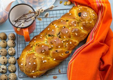 Antep fıstığı ile geleneksel Bulgar Kozunak tatlı Paskalya ekmeği 