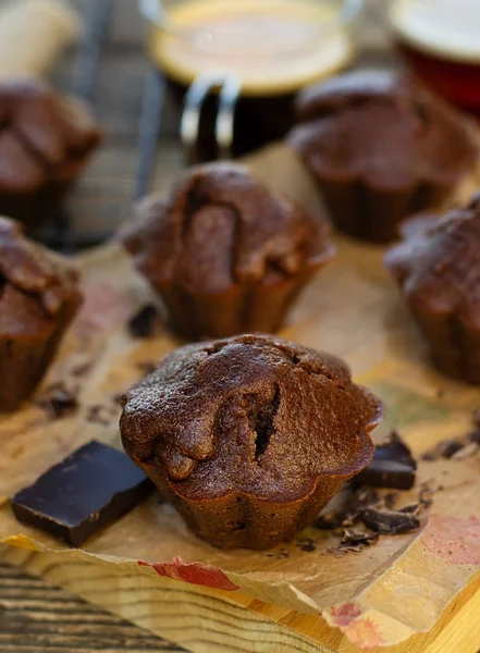 Süße hausgemachte Schokoladenmuffins mit Schokolade serviert mit Coff — Stockfoto