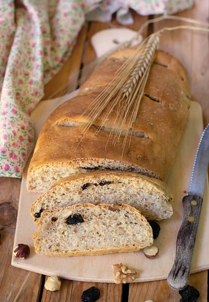 Pan blanco casero saludable con salvado de trigo, avellanas y seco —  Fotos de Stock