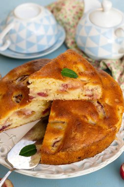 Ev yapımı meyveli kek ve taze ev yapımı meyveli kek.