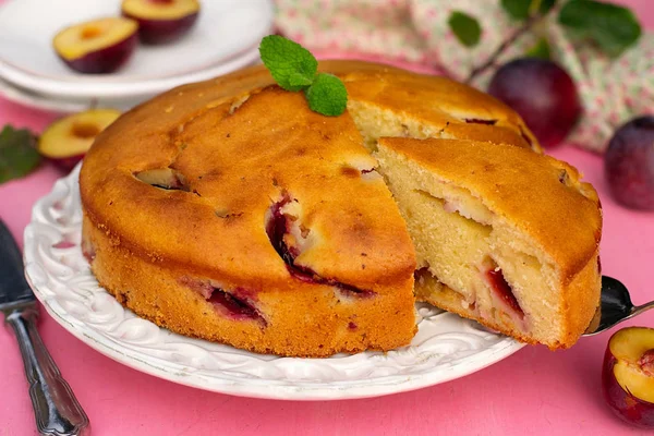 Sweet homemade fruit cake with fresh plums — Stock Photo, Image