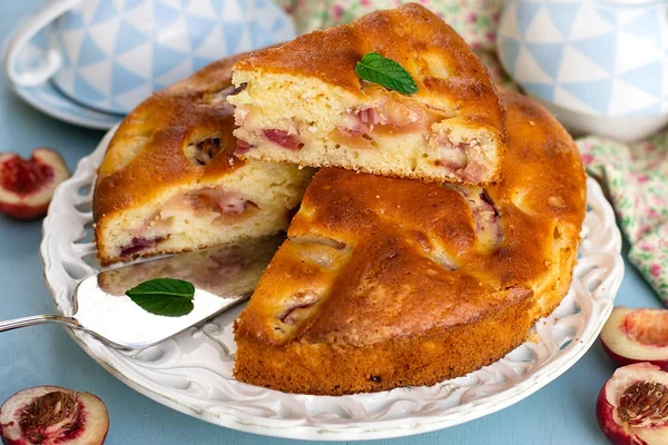 Zoete zelfgemaakte fruitcake met verse nectarines — Stockfoto