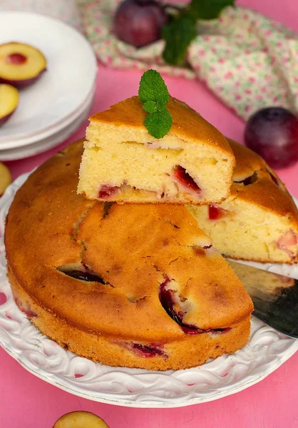 Zoete zelfgemaakte fruitcake met verse pruimen — Stockfoto