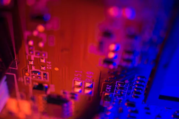 devre kartı mavi ve kırmızı neon ışıklar pc kavramı 