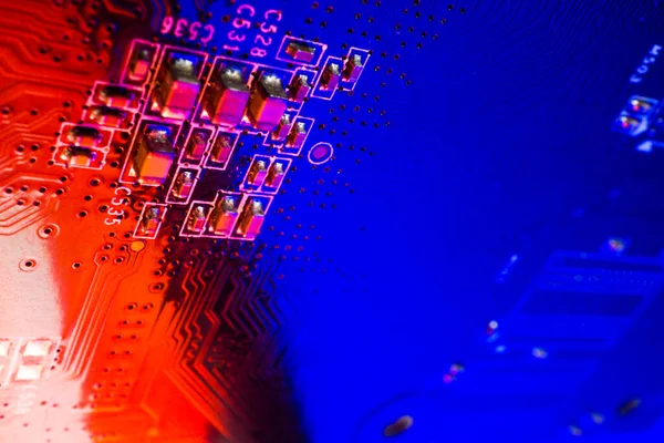 devre kartı mavi ve kırmızı neon ışıklar pc kavramı 