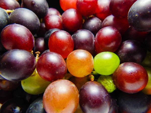 Üzümler makroyu kapatır 