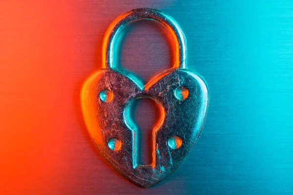 kalp kilidi neon aşk konsepti neon ışıklar kırmızı cyan 