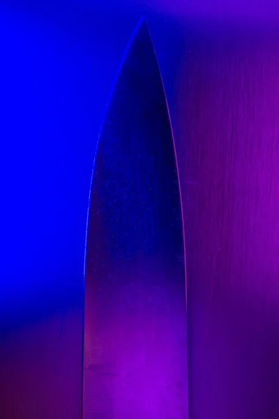 Metal bıçak keskin neon ışıklar gece cinayeti kavramı 