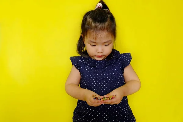 Милая Молодая Азиатка Держащая Руках Кучу Цветных Карандашей Считая Готовясь — стоковое фото