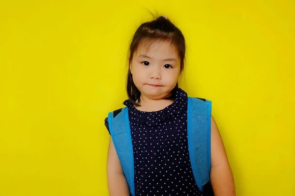 Uma Jovem Menina Asiática Bonito Levar Uma Grande Mochila Azul — Fotografia de Stock