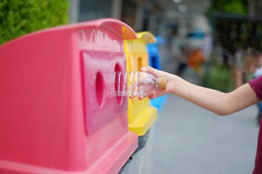 Yakından çekilen fotoğrafta, geri dönüşüm kutusuna attığı boş plastik su şişesi geri dönüşüm kutuları, geri dönüşümlü şişeler, kağıt ve çöp gibi 3 gruba ayrılıyordu..