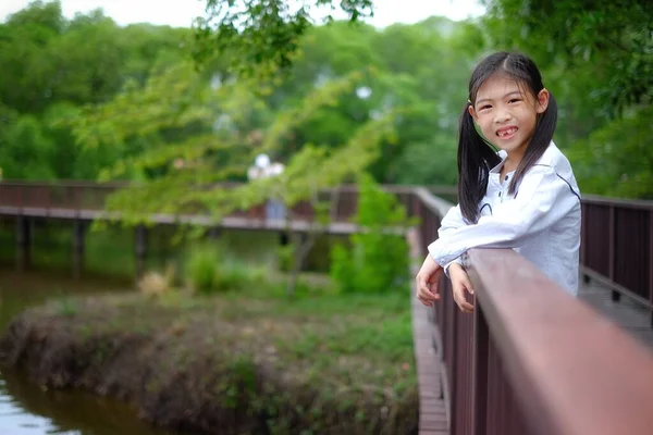 Uma Jovem Menina Asiática Bonito Inclinando Borda Corrimão Olhando Para — Fotografia de Stock