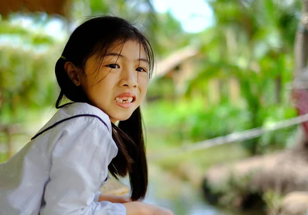Ein Nettes Junges Asiatisches Mädchen Lehnt Der Kante Eines Geländers — Stockfoto