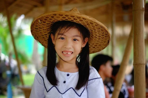 Uma Menina Asiática Bonito Vestindo Chapéu Agricultor Tradicional Bambu Tecido — Fotografia de Stock