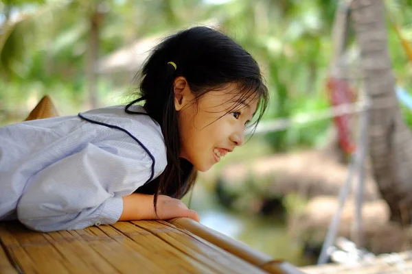 Una Giovane Ragazza Asiatica Carina Appoggiata Sul Bordo Una Ringhiera — Foto Stock