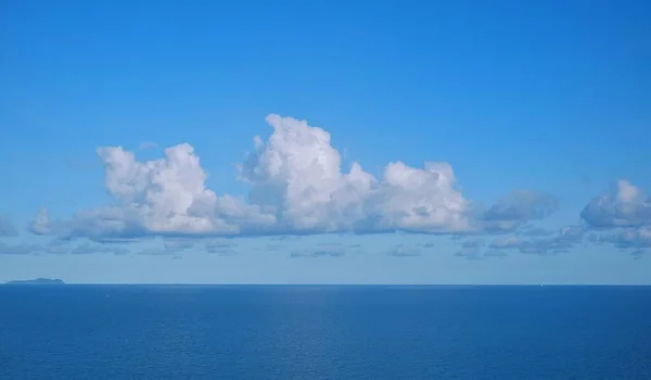 Vista Mar Azul Tranquilo Con Nubes Blancas Esponjosas Cielo Azul — Foto de Stock