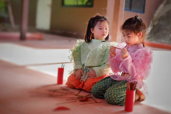 Cute Młodych Azjatyckich Dziewcząt Tradycyjnych Tajlandzkich Kostiumach Trzęsą Chi Chi — Zdjęcie stockowe