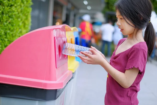 Yakından çekilen fotoğrafta, geri dönüşüm kutusuna attığı boş plastik su şişesi geri dönüşüm kutuları, geri dönüşümlü şişeler, kağıt ve çöp gibi 3 gruba ayrılıyordu..
