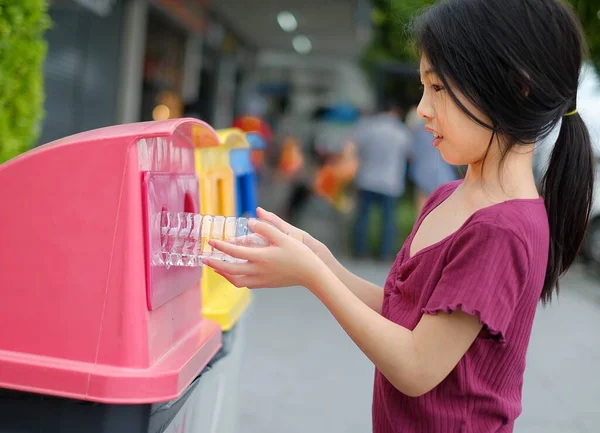 Yakından çekilen fotoğrafta, geri dönüşüm kutusuna attığı boş plastik su şişesi geri dönüşüm kutuları, geri dönüşümlü şişeler, kağıt ve çöp gibi 3 gruba ayrılıyordu..