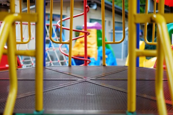 Detailní Záběr Barevné Džungle Tělocvičny Hřišti Ocelovou Podlahou Zábradlím — Stock fotografie