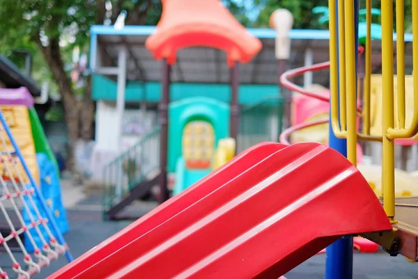 Een Close Afbeelding Van Een Rode Glijbaan Een Speelplaats Een — Stockfoto