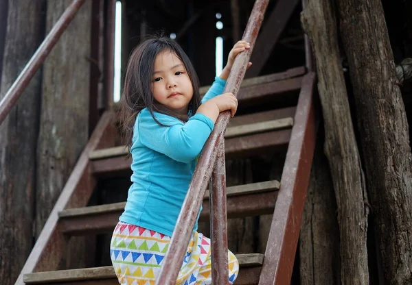 Милая Молодая Азиатка Играет Детской Площадке Поднимаясь Лестнице Горку — стоковое фото