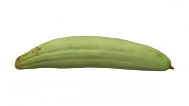 Beyaz arka planda dönen Ermeni beyaz salatalığının gerçekçi bir canlandırması. Video kusursuz bir şekilde döngüye giriyor ve nesne gerçek bir salatalıktan 3D taranıyor..